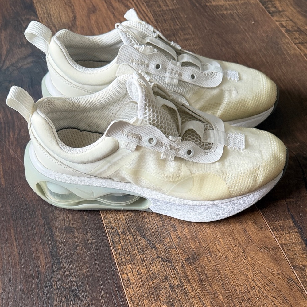 Nike Kids Sneakers in Cream and White